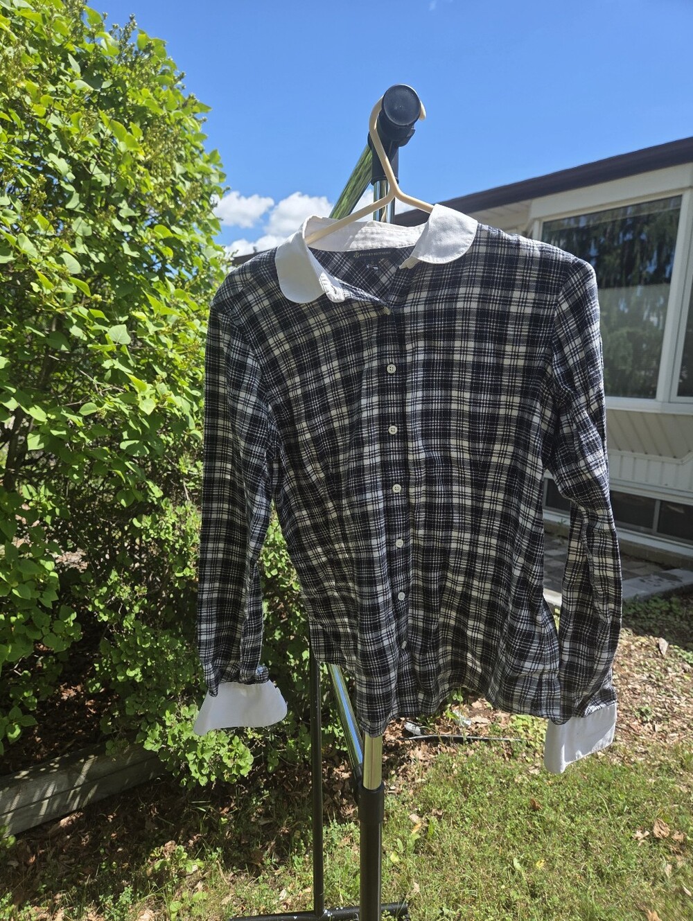 Brooks Brothers women's button-up shirt featuring a dark navy or black, Size 6